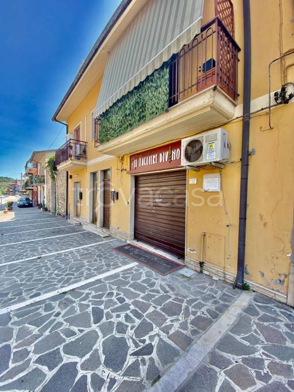 locale commerciale in vendita a Pratola Serra