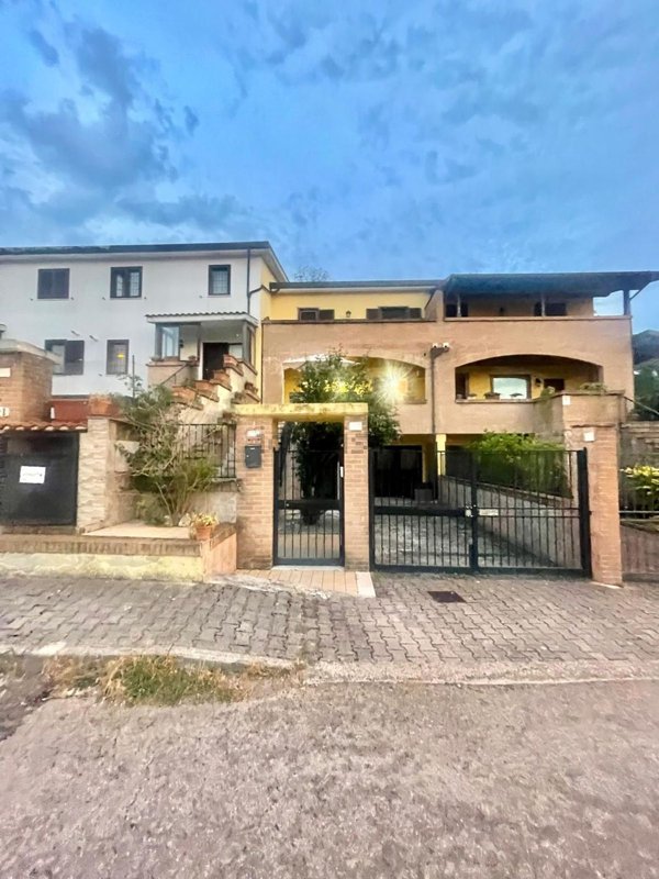 casa indipendente in vendita a Pratola Serra