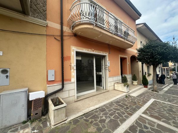 locale commerciale in vendita a Pratola Serra