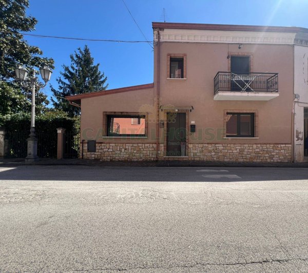 casa indipendente in vendita a Pratola Serra in zona Serra di Pratola