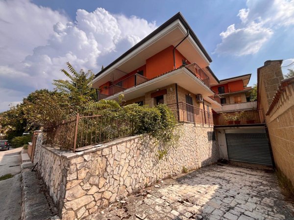 casa indipendente in vendita a Pratola Serra in zona Serra di Pratola