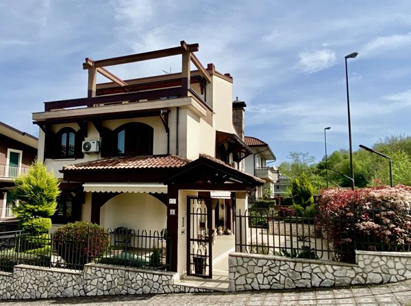 casa indipendente in vendita a Pratola Serra in zona Serra di Pratola