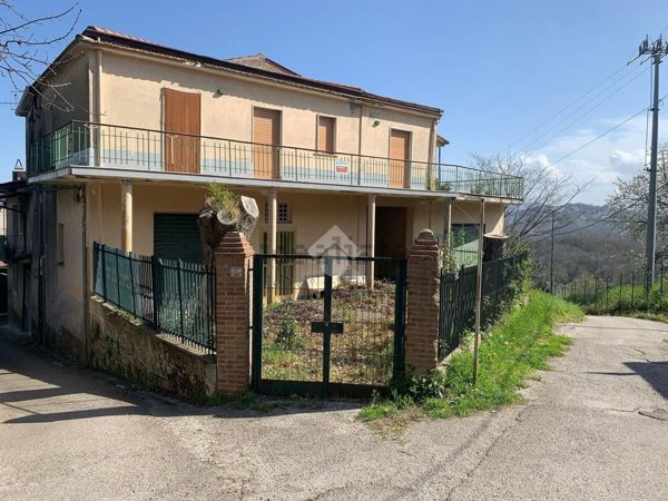 casa indipendente in vendita a Roccabascerana in zona Squillani