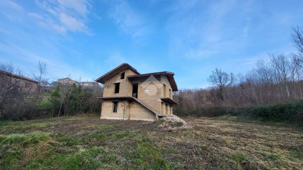 casa indipendente in vendita a Roccabascerana in zona Tuoro