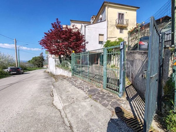 casa indipendente in vendita a Roccabascerana in zona Squillani