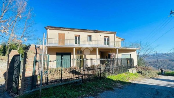 casa indipendente in vendita a Roccabascerana in zona Squillani