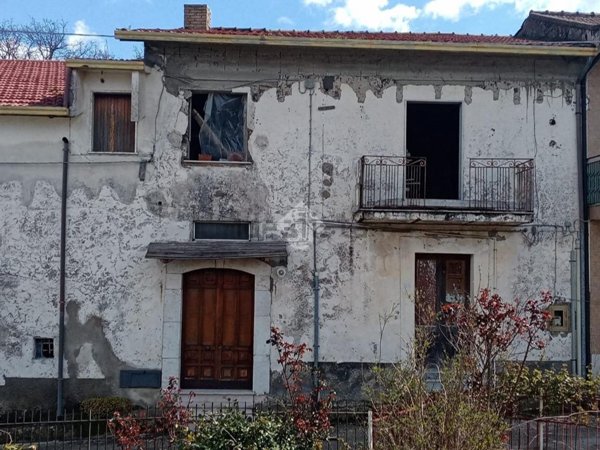 casa semindipendente in vendita a Roccabascerana in zona Squillani
