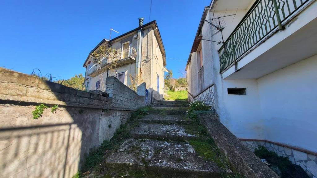 casa indipendente in vendita a Roccabascerana in zona Tuoro