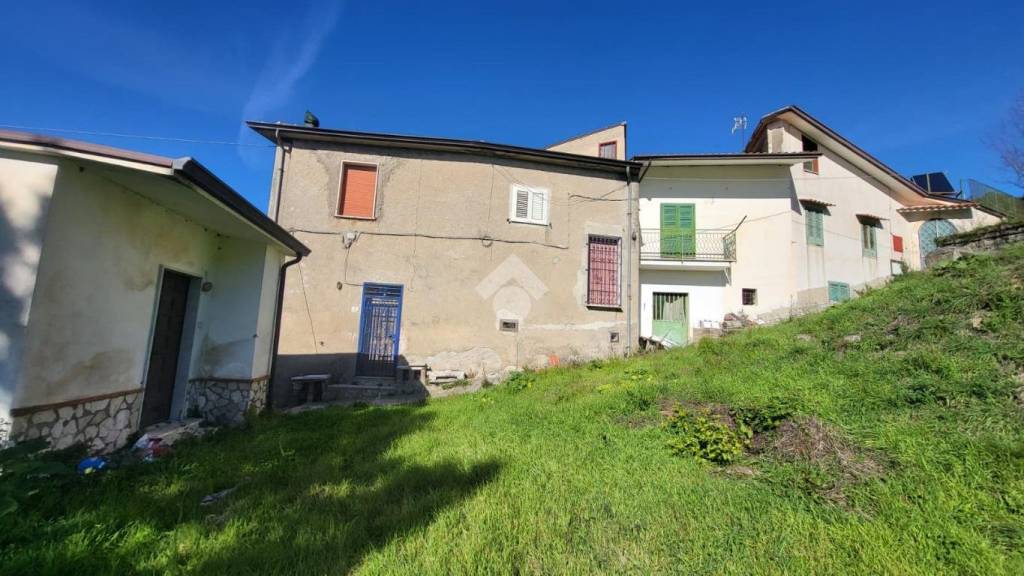casa indipendente in vendita a Roccabascerana in zona Tuoro
