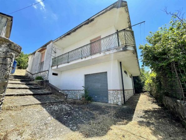 casa indipendente in vendita a Roccabascerana in zona Tuoro