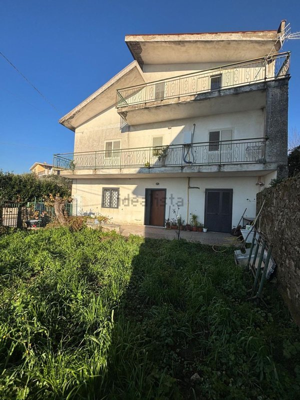 pentavano in vendita a Roccabascerana in zona Tuoro