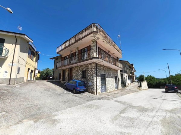 casa semindipendente in vendita a Roccabascerana in zona Squillani