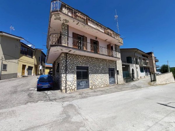 casa indipendente in vendita a Roccabascerana in zona Squillani