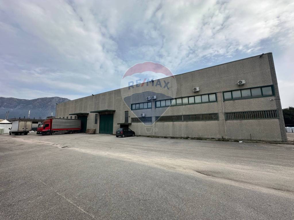 locale commerciale in vendita a Rotondi