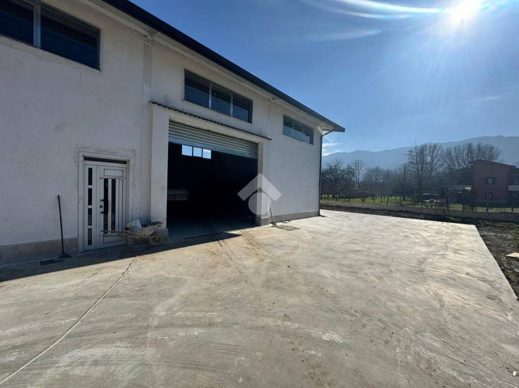 locale commerciale in vendita a Rotondi