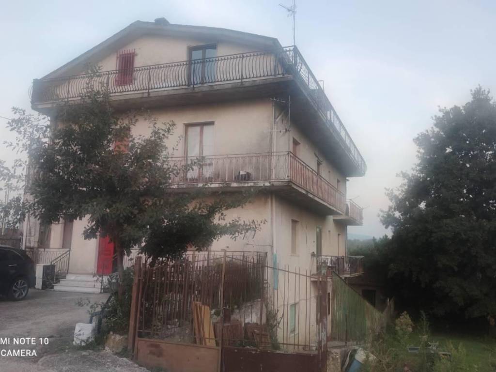 intera palazzina in vendita a San Martino Valle Caudina in zona Innocenzi