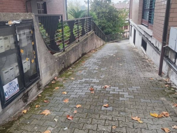 locale commerciale in vendita a San Potito Ultra