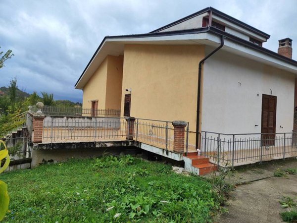 casa indipendente in vendita a San Potito Ultra