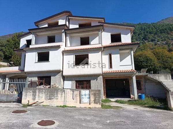 casa indipendente in vendita a Santa Lucia di Serino