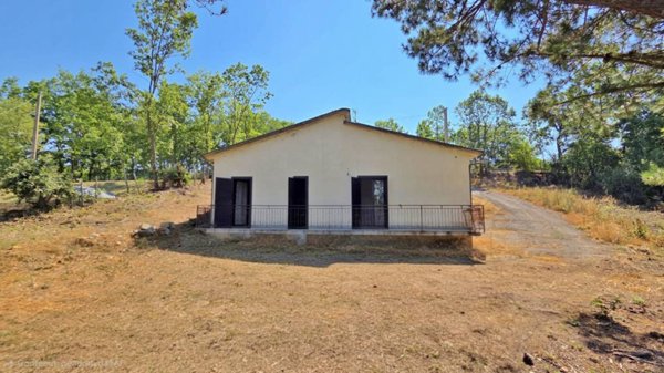 casa indipendente a Sant'Angelo dei Lombardi in zona Ruocchio del Conte