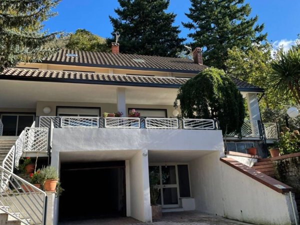 casa indipendente in vendita a Solofra