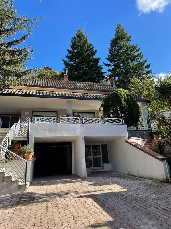 casa indipendente in vendita a Solofra