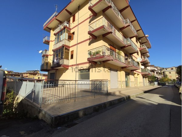 locale commerciale in vendita a Solofra