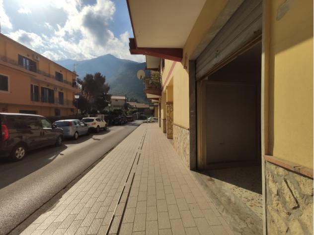 locale commerciale in vendita a Solofra