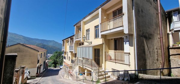 casa semindipendente in vendita a Solofra