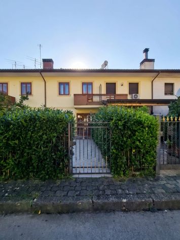casa indipendente in vendita a Solofra in zona Sant'Agata Irpina