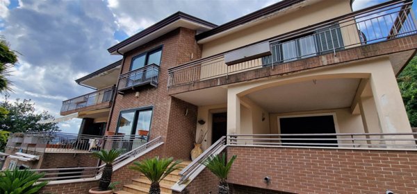 casa indipendente in vendita a Solofra