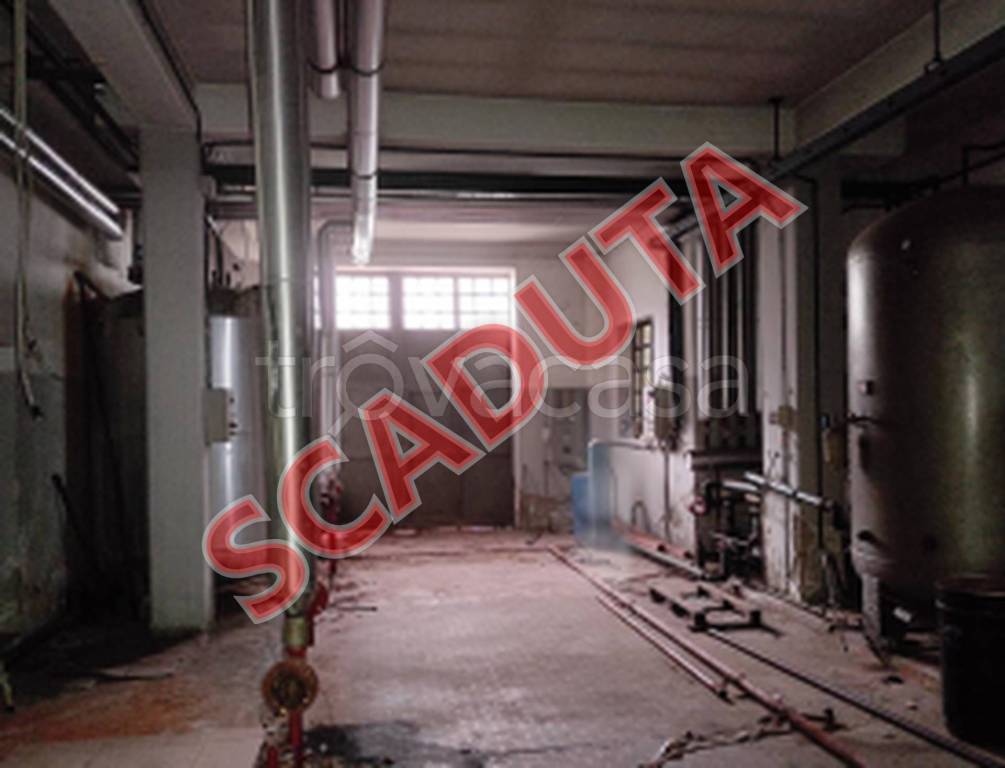 locale commerciale in vendita a Solofra