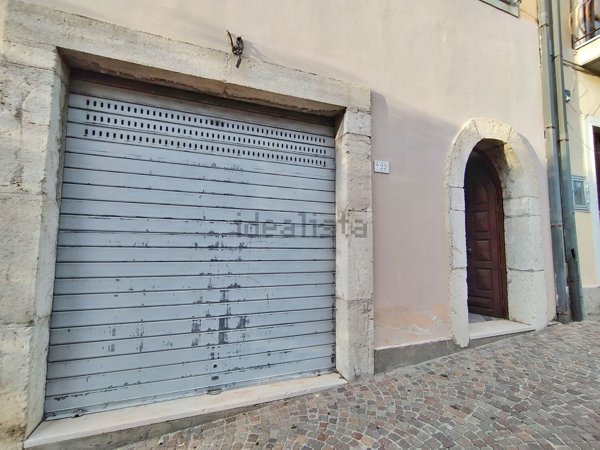 locale commerciale in vendita a Solofra