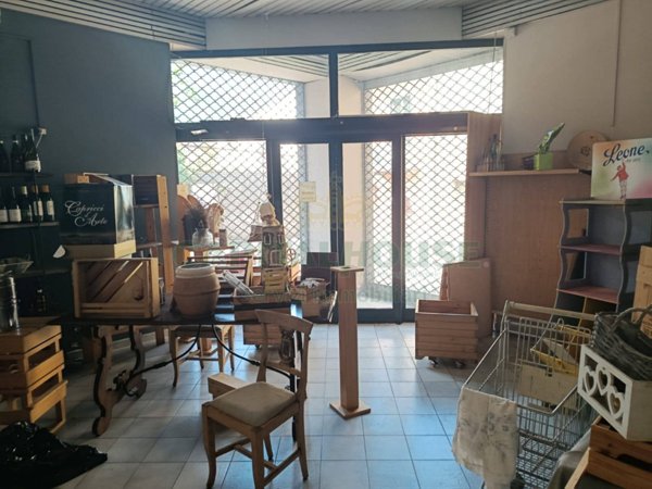 locale commerciale in vendita a Solofra