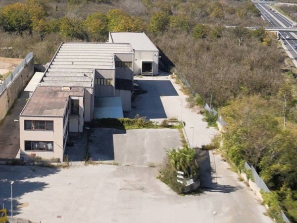 locale commerciale in vendita a Sperone