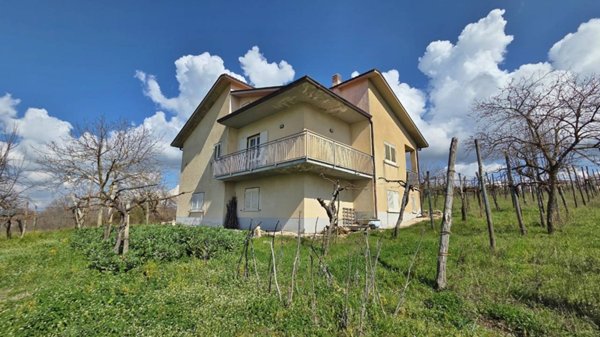 casa indipendente in vendita a Torella dei Lombardi