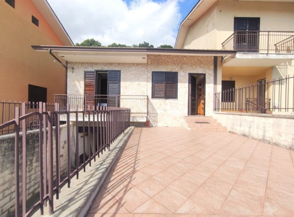 casa indipendente in vendita a Tufo