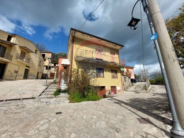 quadrivano in vendita a Tufo
