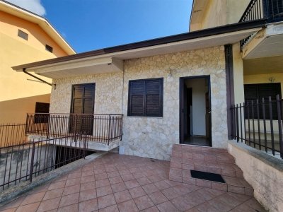 casa semindipendente in vendita a Tufo