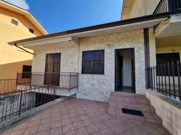 casa indipendente in vendita a Tufo