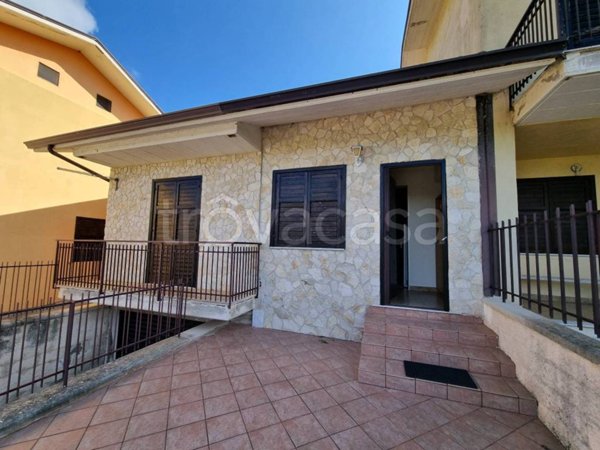 casa indipendente in vendita a Tufo