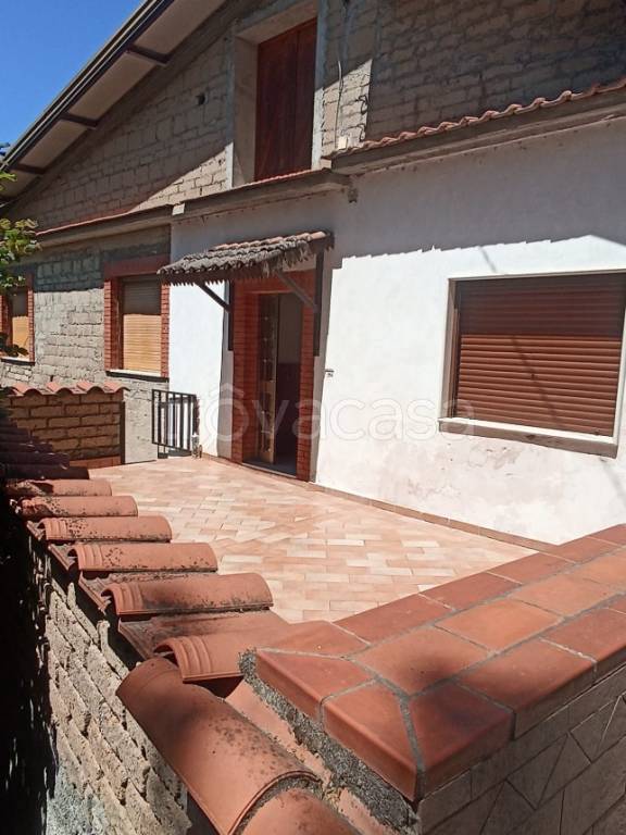 casa indipendente in vendita a Tufo