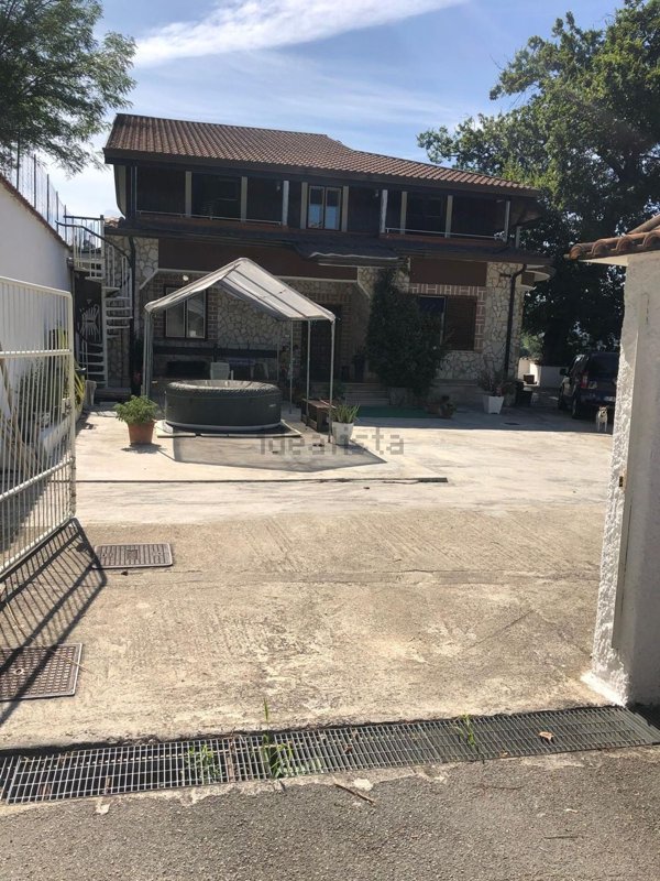 casa indipendente in vendita a Tufo