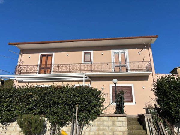 casa indipendente in vendita a Tufo