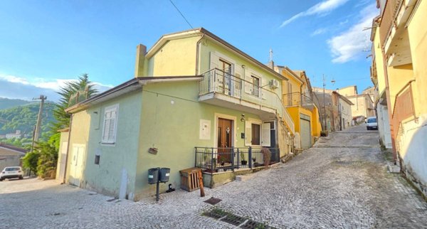 casa indipendente in vendita a Tufo