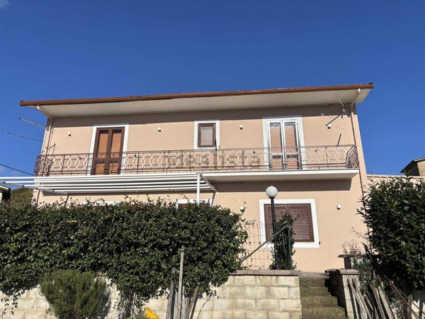 casa indipendente in vendita a Tufo