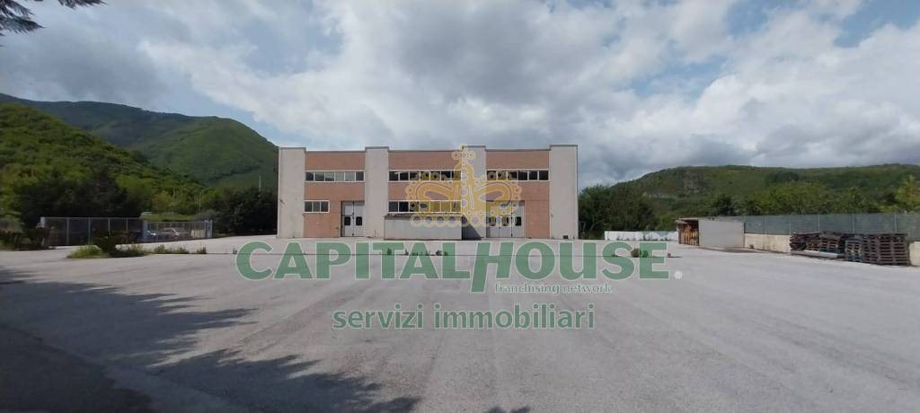 locale commerciale in vendita a Montoro in zona Piano