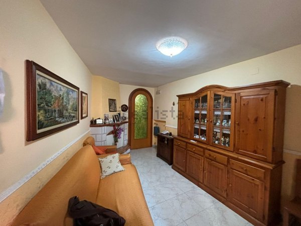 esavano in vendita a Montoro in zona Piano