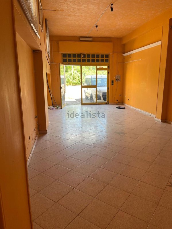 locale commerciale in vendita a Montoro in zona Piano