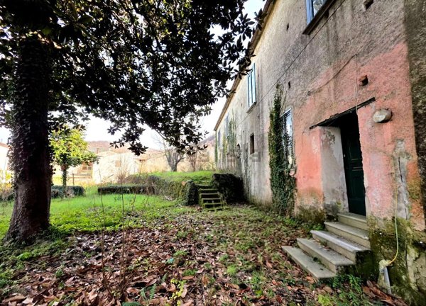 pentavano in vendita a Montoro in zona Piano